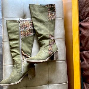 Muk Luks boots size 10